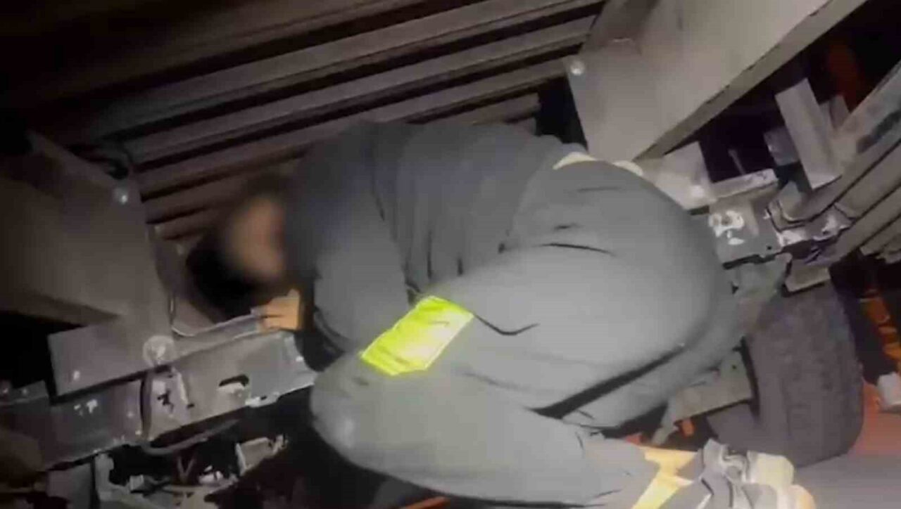 Kayseri’de polis ekipleri tarafından durdurulan oto kurtarıcının alt kısmına yapılan