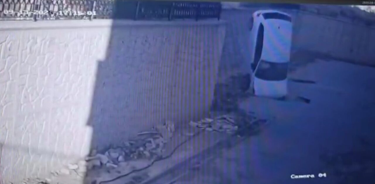 Yozgat’ın Sorgun ilçesinde kontrolden çıkan otomobilin metrelerce yükseklikten okul bahçesine