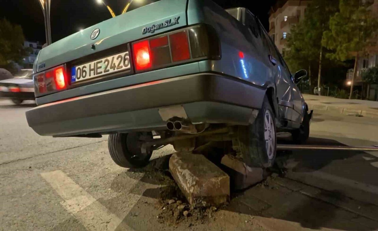 Aksaray’da kontrolden çıkan otomobil refüje çıkarak durabilirken, bir iş yerinin