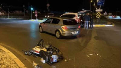 Sivas’ta motosikletle otomobilin çarpıştığı kazada motosiklet sürücüsü ağır yaralandı.