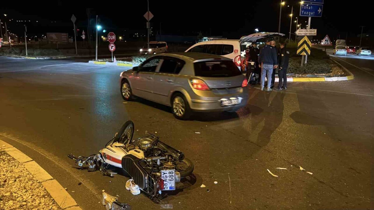 Sivas’ta motosikletle otomobilin çarpıştığı kazada motosiklet sürücüsü ağır yaralandı.