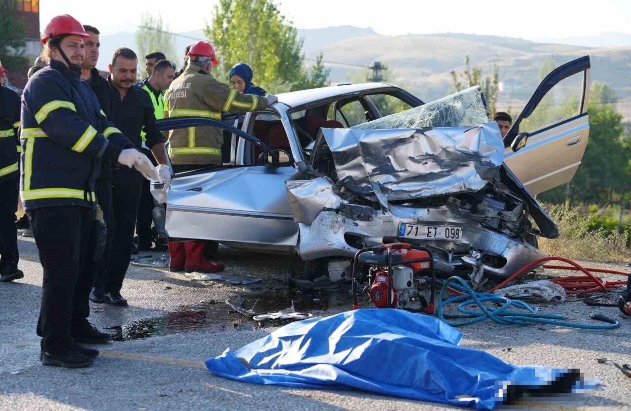 Kırıkkale’de iki otomobilin kafa kafaya çarpıştığı kazada sürücüler olay yerinde