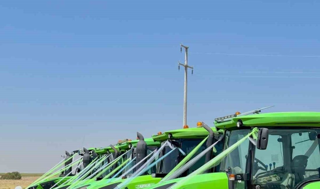 Eskişehir’de çiftçilik yapan, evlilik töreninde gelin aracı olarak traktörü seçti.