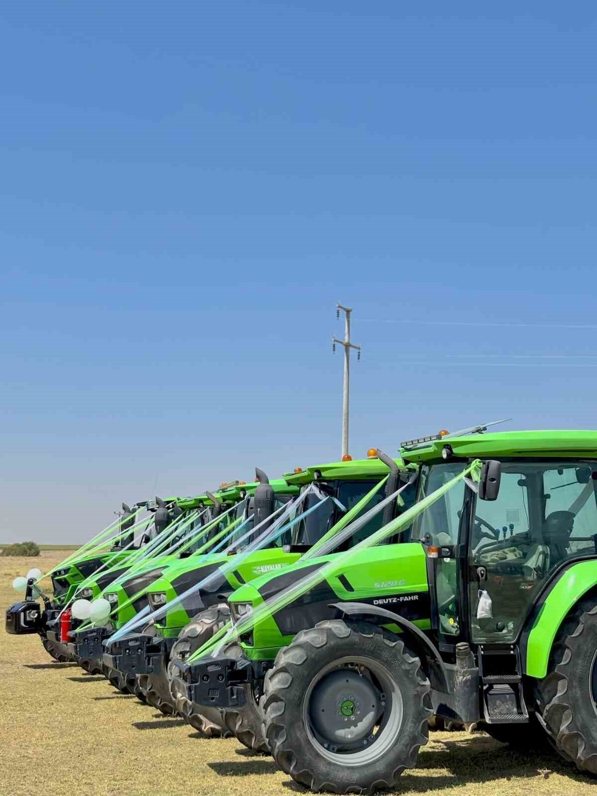 Eskişehir’de çiftçilik yapan, evlilik töreninde gelin aracı olarak traktörü seçti.