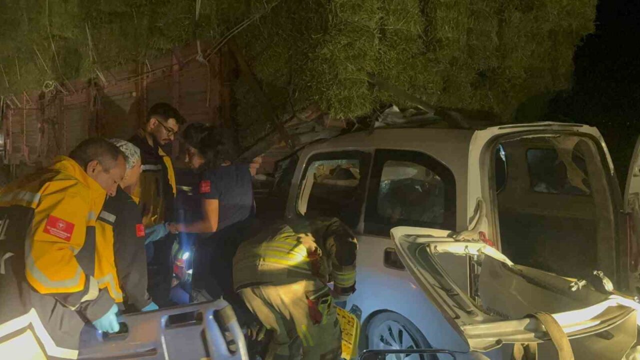 Ankara’nın Polatlı ilçesinde, hafif ticari aracın kamyona arkadan çarptığı kazada