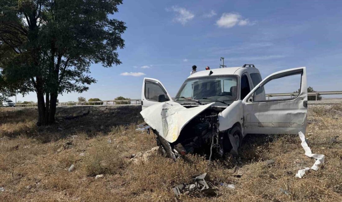 Konya’nın Kulu ilçesinde kontrolden çıkan hafif ticari araç şarampole düşerken,