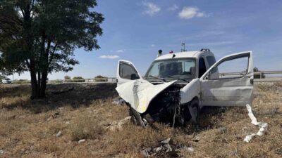 Konya’nın Kulu ilçesinde kontrolden çıkan hafif ticari araç şarampole düşerken,