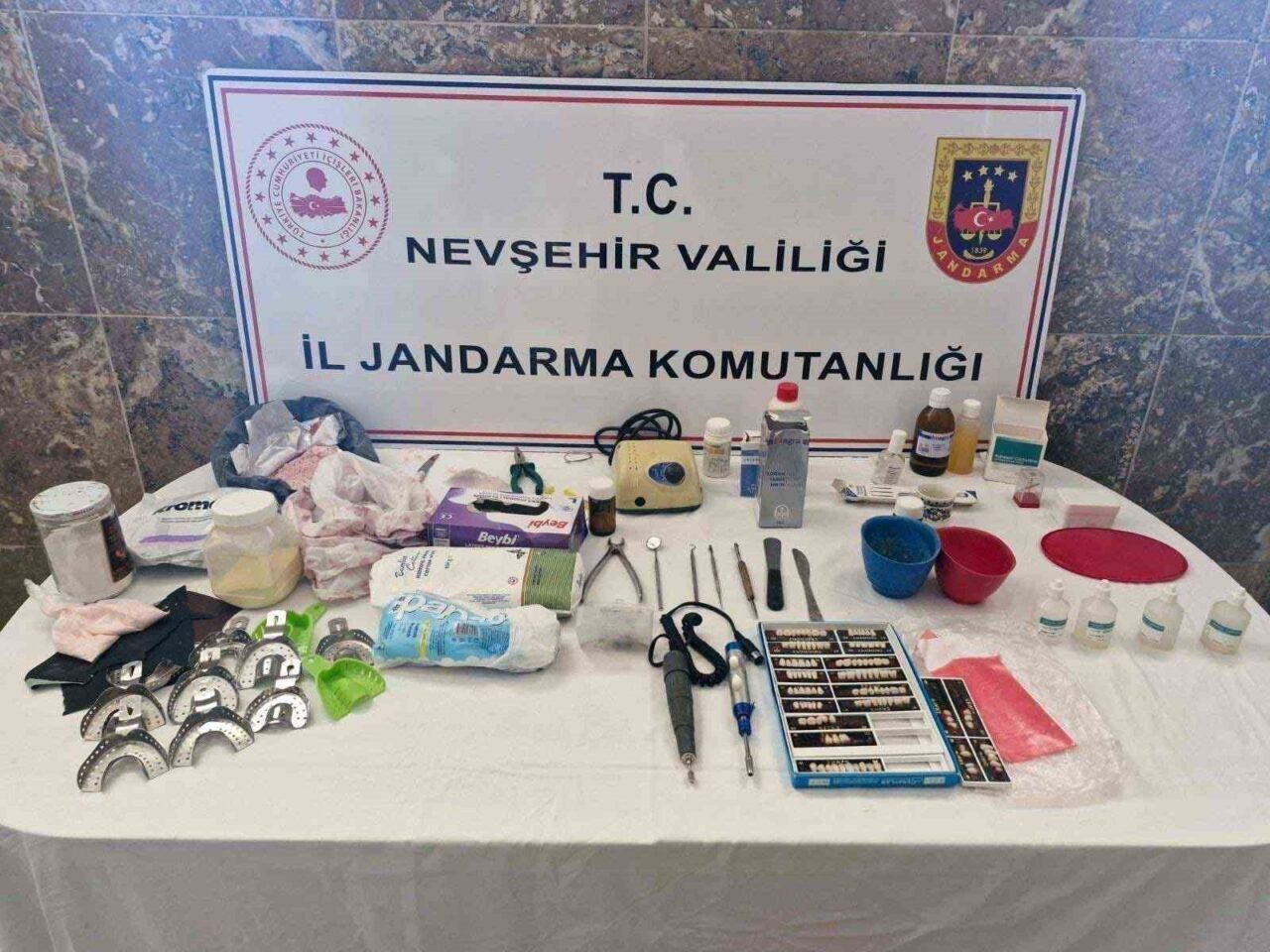 Nevşehir’de seyyar dişçilik yapan iki şahıs yakalanarak gözaltına alındı.