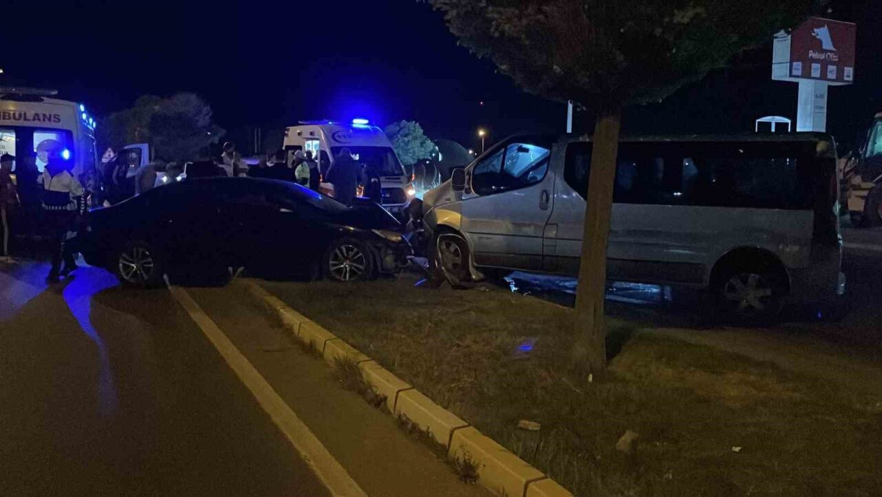 Sivasspor alt yapı takımı futbolcularını taşıyan aracın otomobille çarpıştığı kazada