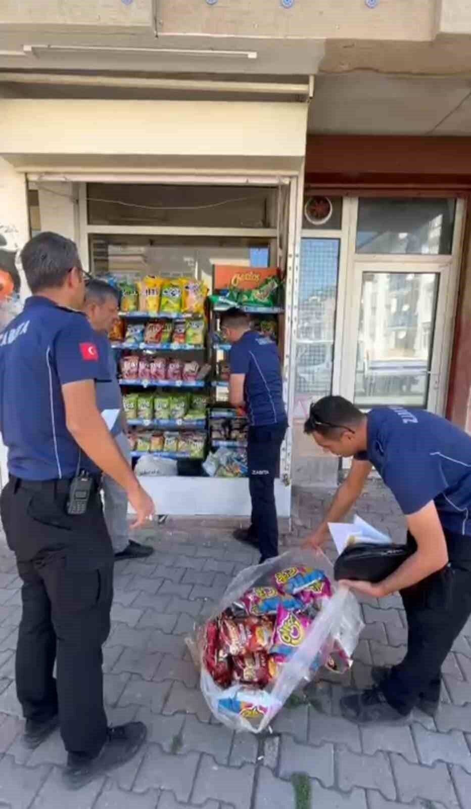 Sivas’ta Zabıta Müdürlüğü ekipleri, denetledikleri bir bakkalda son tüketim tarihi