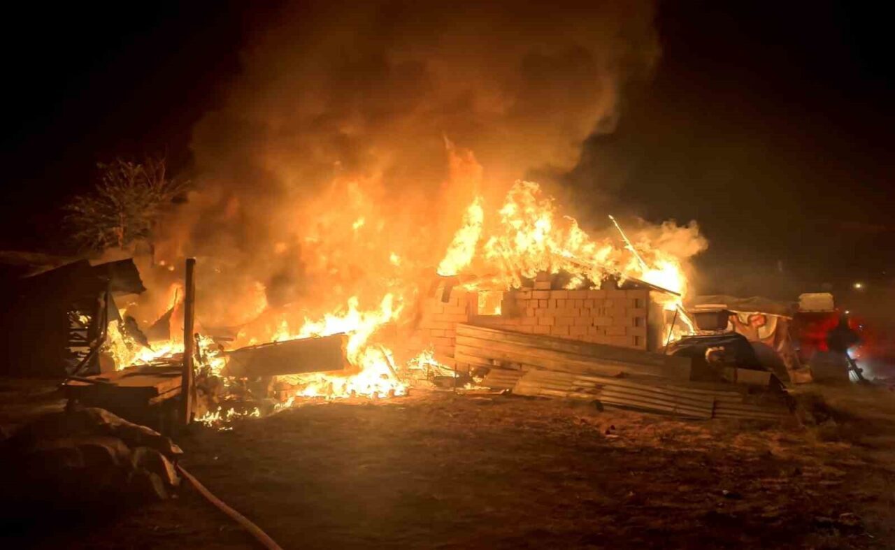 Aksaray’da müstakil evin bahçesinde tandırda ekmek yapıldığı esnada odunluk bölümüne