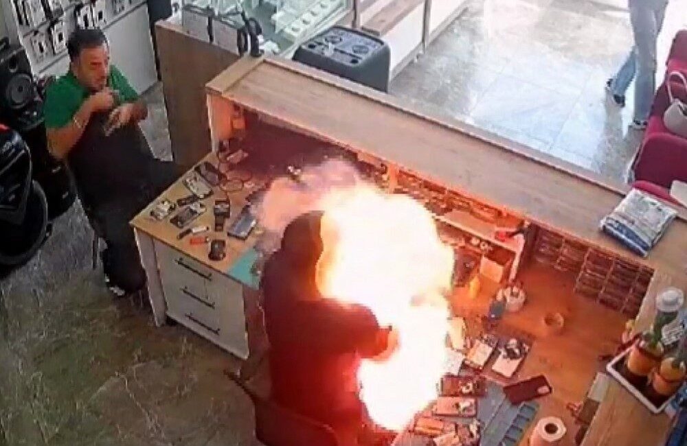 Aksaray’da telefonun bataryası değiştirmek isteyen tamircinin çıkartmaya çalıştığı batarya adeta