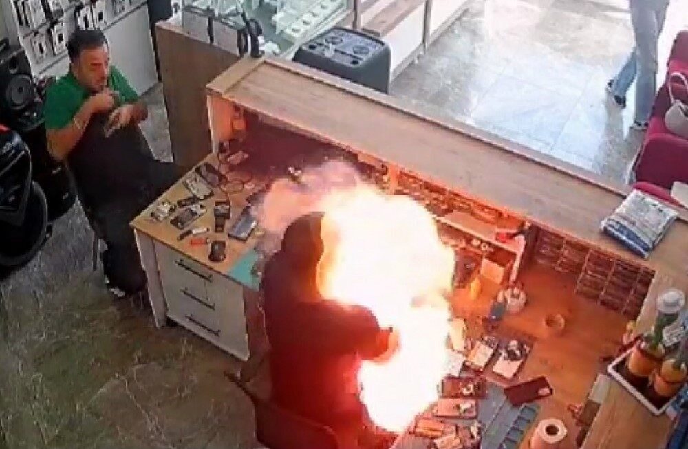 Aksaray’da telefonun bataryası değiştirmek isteyen tamircinin çıkartmaya çalıştığı batarya adeta