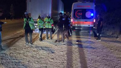 Konya’nın Ereğli ilçesinde kara yolundan karşıya geçmek isteyen genç, tırın