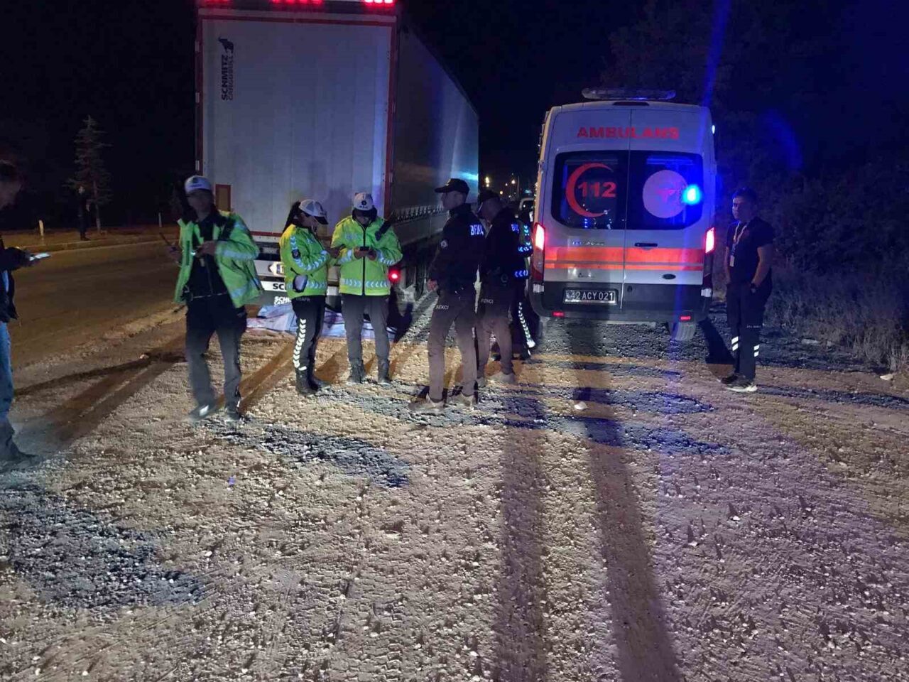Konya’nın Ereğli ilçesinde kara yolundan karşıya geçmek isteyen genç, tırın