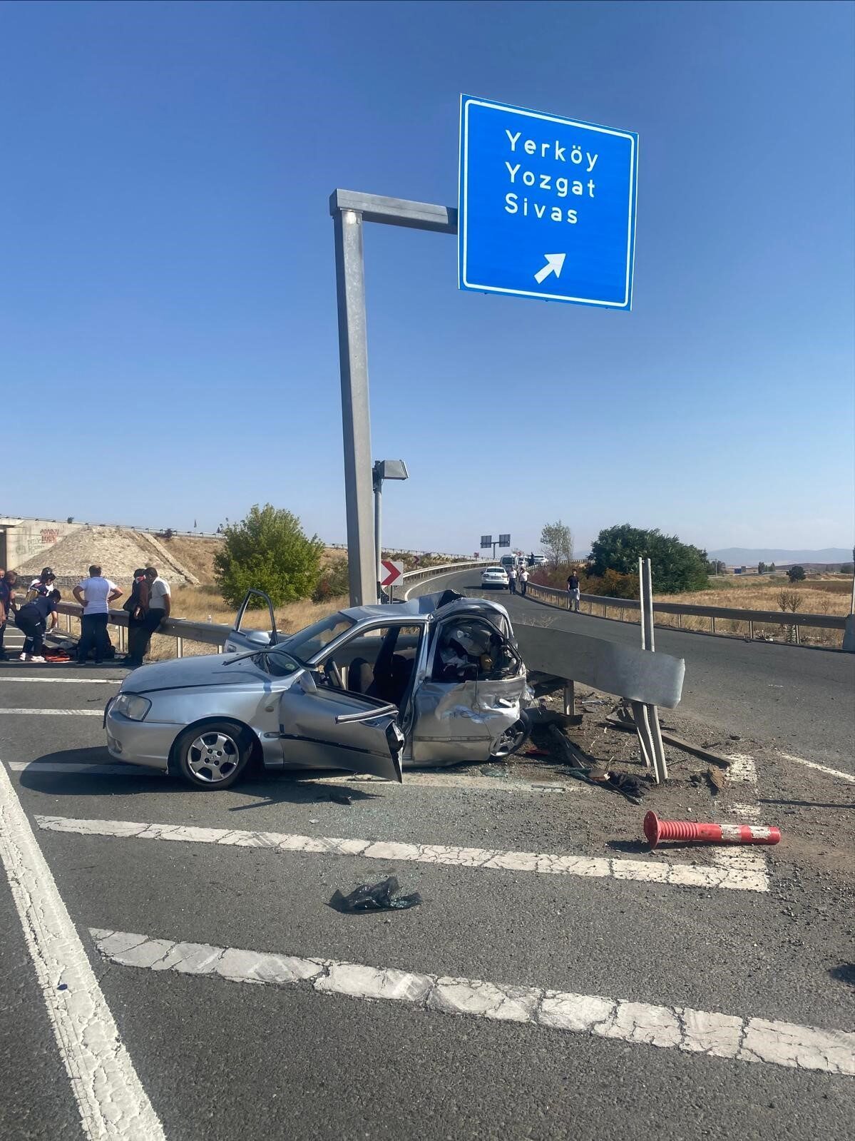Kırıkkale’de kontrolden çıkan otomobilin bariyerlere çarpması sonucu meydana gelen kazada