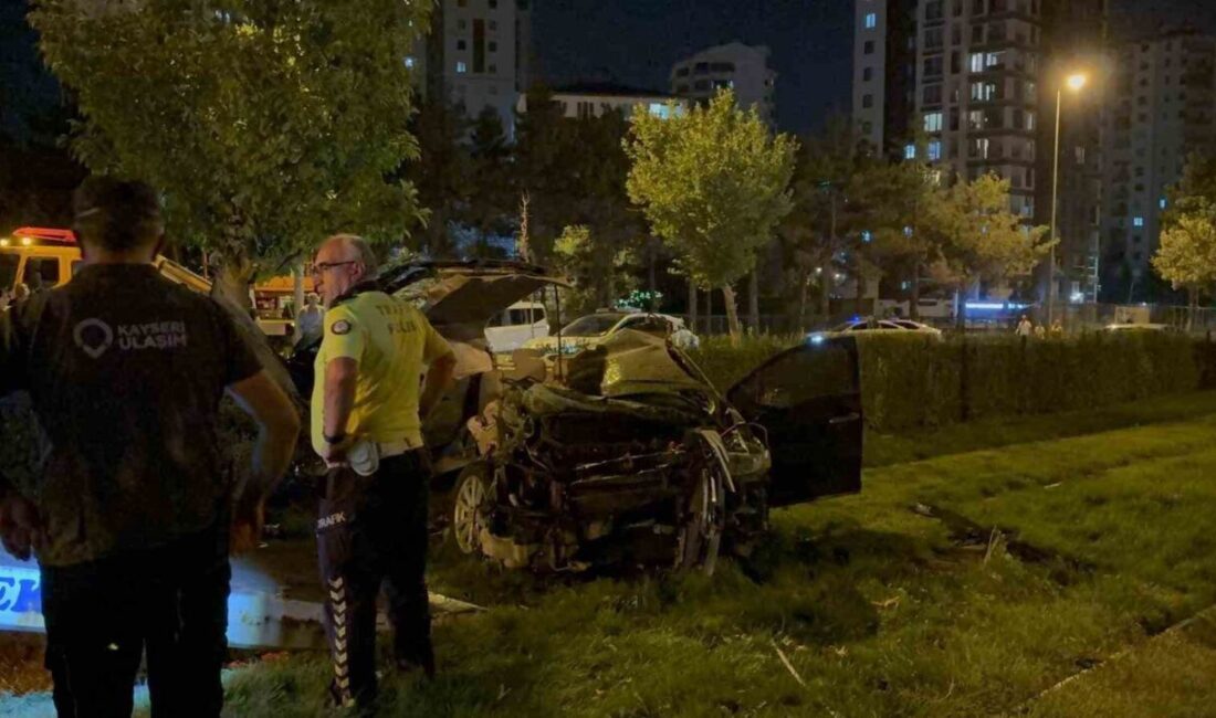 Kayseri’nin Kocasinan ilçesinde sürücüsünün direksiyon hakimiyetini kaybettiği otomobil tramvay yoluna