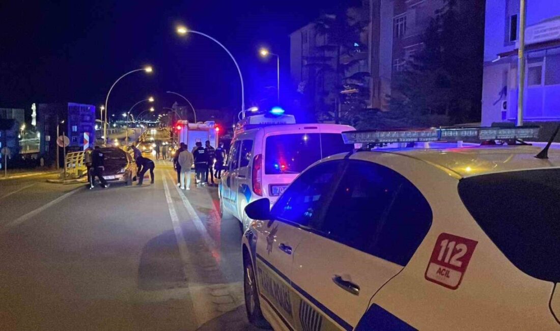 Karaman’da otomobil ile çarpışan hafif ticari araç bariyerlere çarparak dururken,