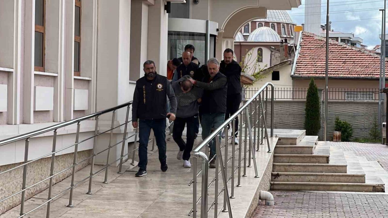 Konya’da araçtan alkol satışı yapan kişiler ile alkol almaya gelen