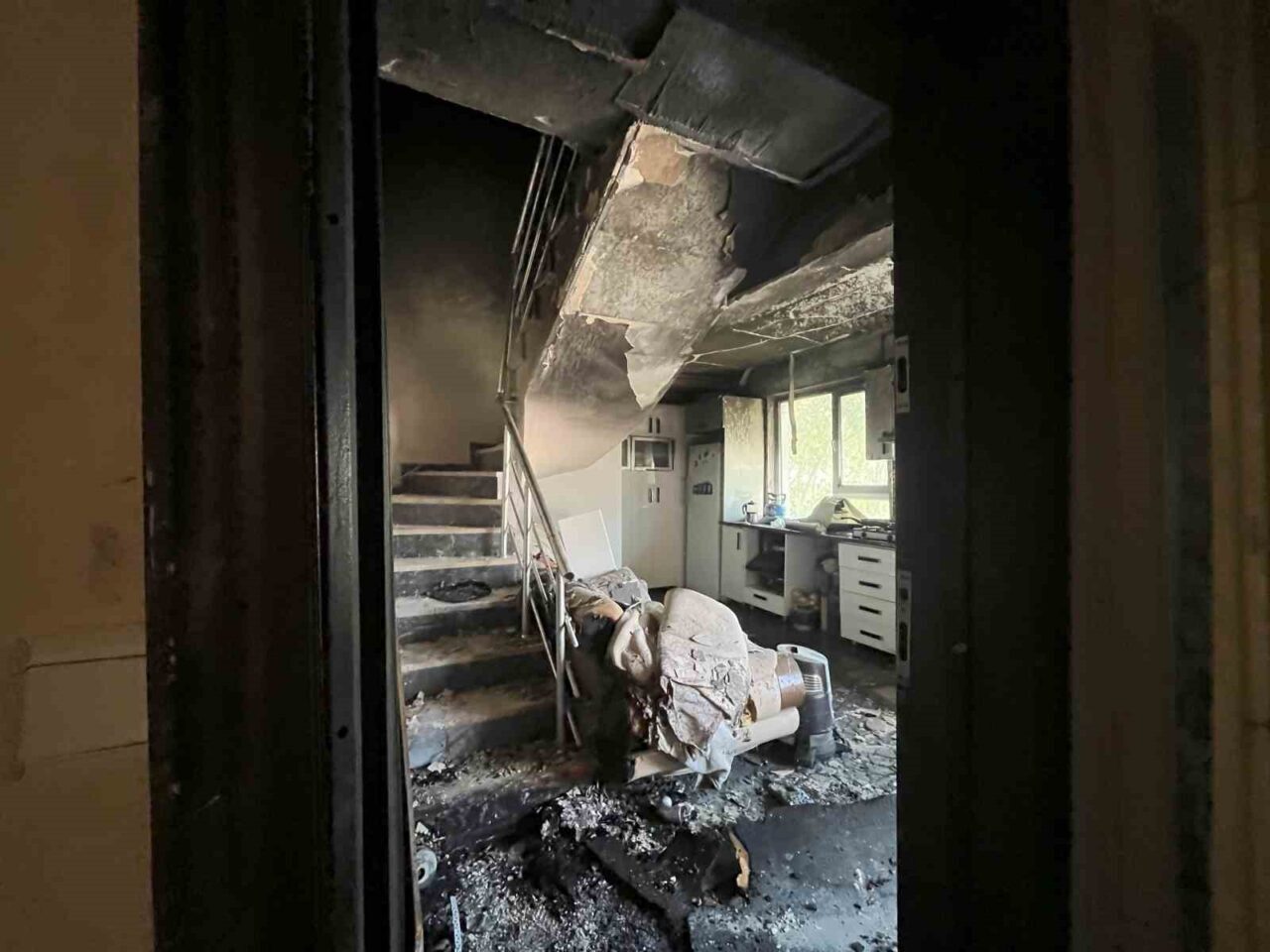 Eskişehir’de bilerek çıkartıldığı iddia edilen yangının yaşandığı dairedeki hasar gündüz