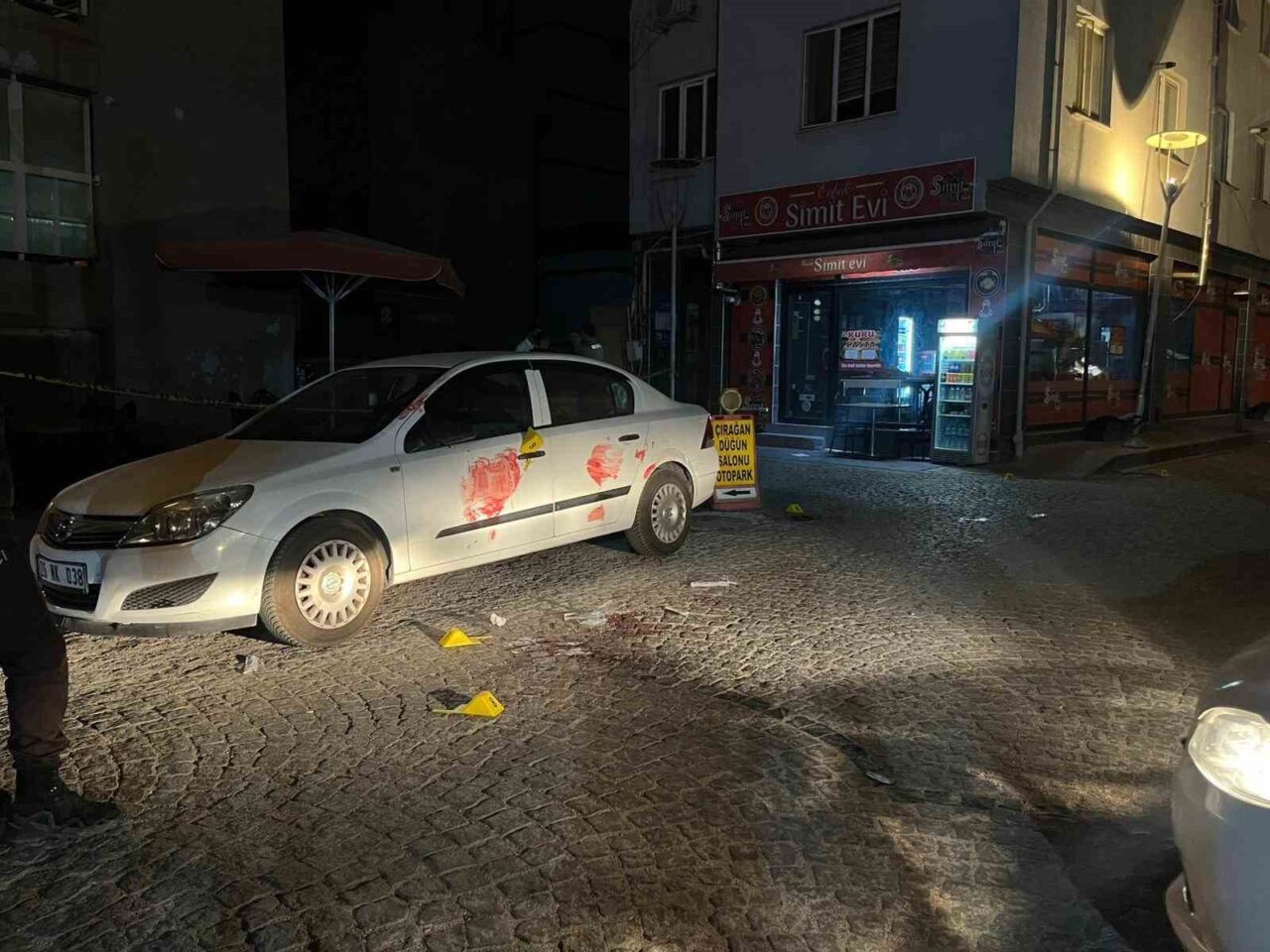 Eskişehir’de düğünden çıktıkları öğrenilen bir grup ile kurye arasında ‘yan