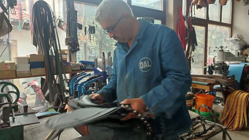 Türkiye’de kaybolan meslekler sıralamasında yer alan eyerciliğin son ustalarından Mesut