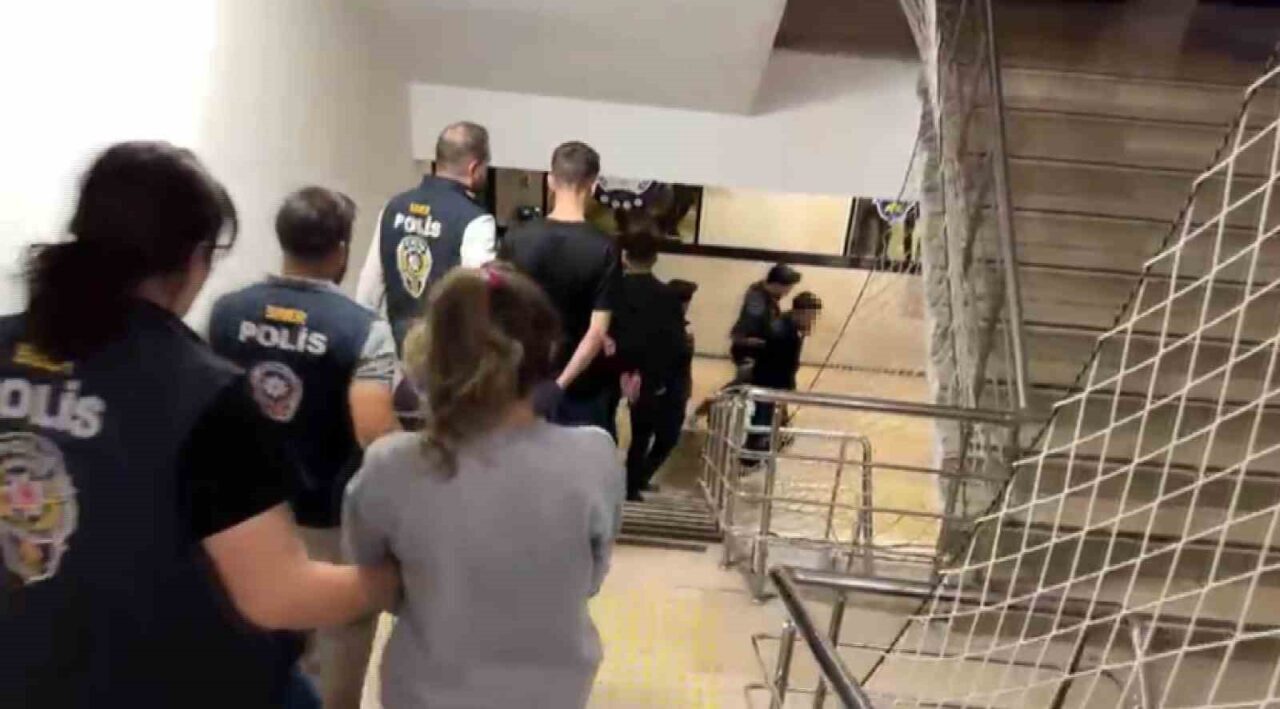 Kayseri’de polis ekipleri tarafından yapılan çalışmalarda banka hesaplarının çevrimiçi yasadışı