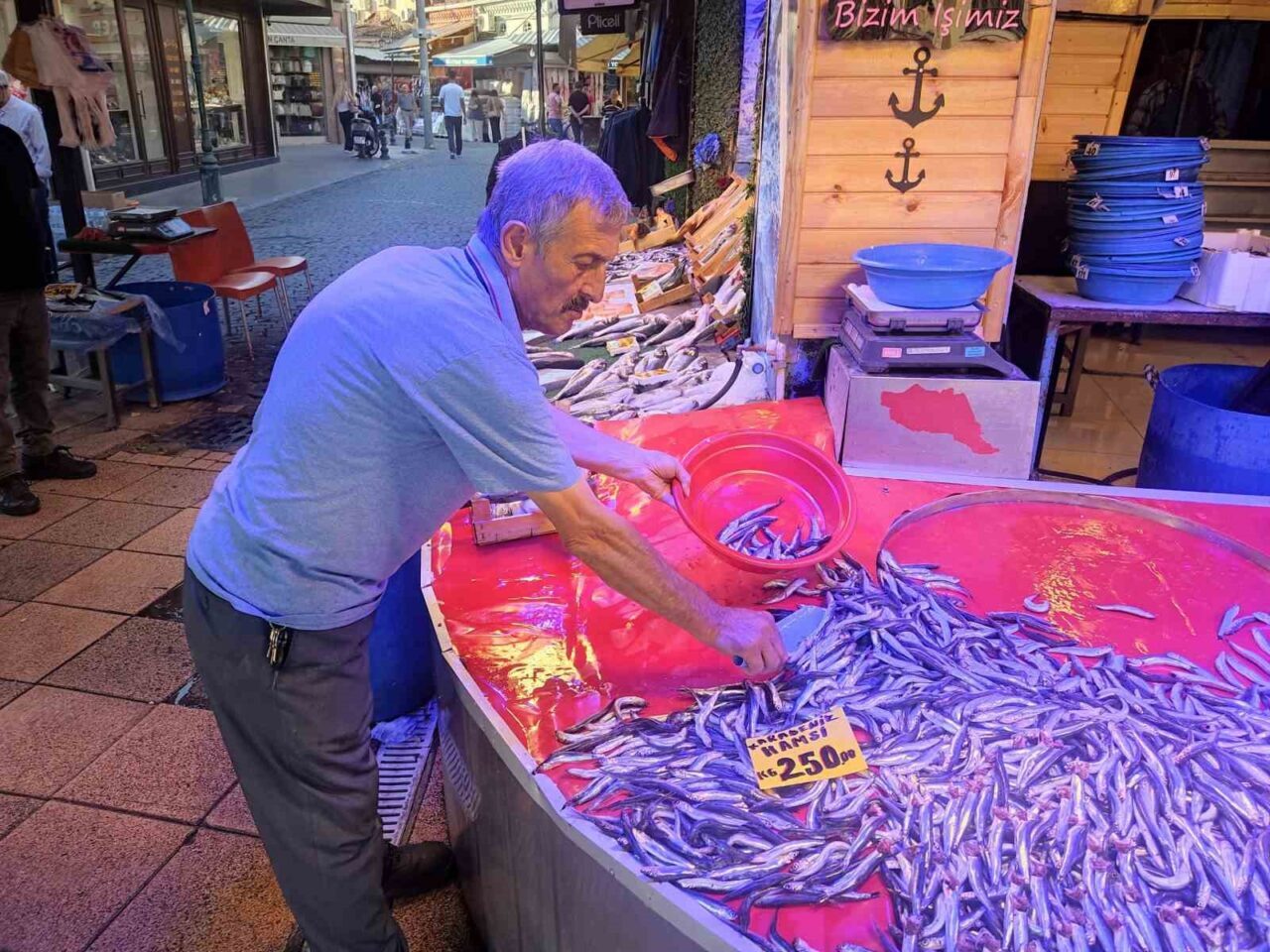 Yeni av sezonunun başlamasıyla birlikte Eskişehir balık pazarı hareketlenirken, balıkçı
