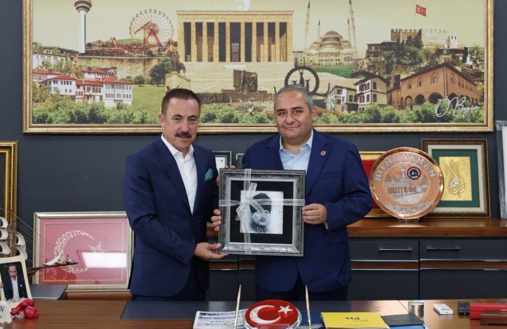 Başkent Ankara'nın Keçiören Belediye Başkanı Mesut Özarslan, Ankaralılar Derneği (AHİD)