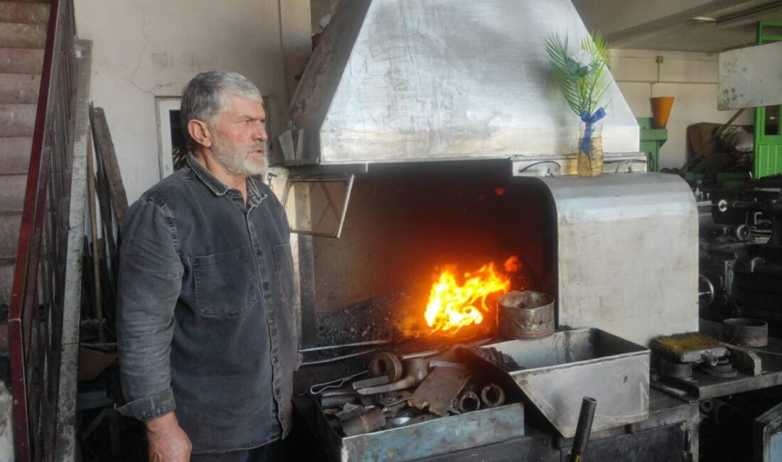 Yozgat’ın Çekerek ilçesinde yaşayan baba oğul demirci ustaları, binlerce yıllık