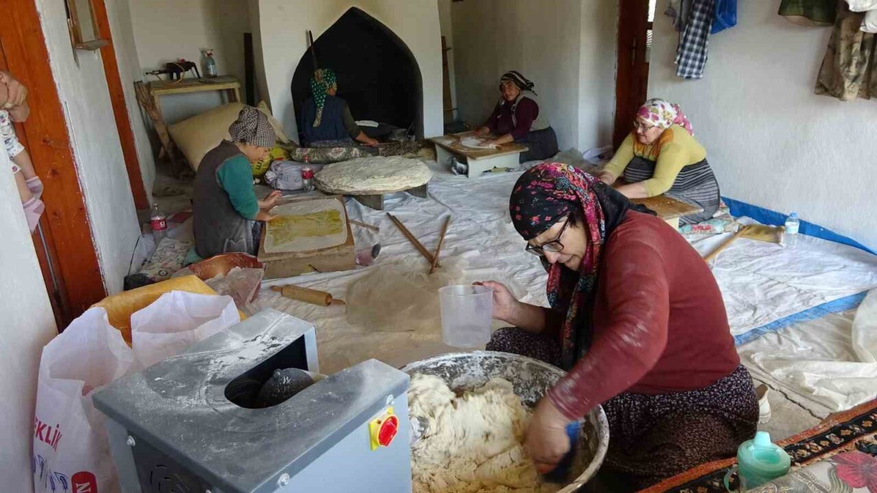 Kış hazırlıkları çerçevesinde, Yozgat’ın vazgeçilmez lezzetlerinden olan yufka ekmek yapımı