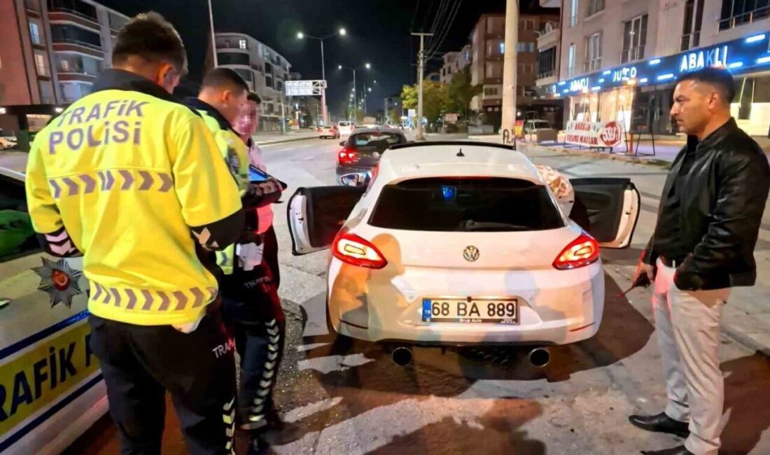 Aksaray’da abart egzoz araçla trafikte seyreden sürücüye trafik ekiplerince 11