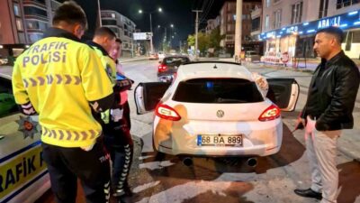 Aksaray’da abart egzoz araçla trafikte seyreden sürücüye trafik ekiplerince 11