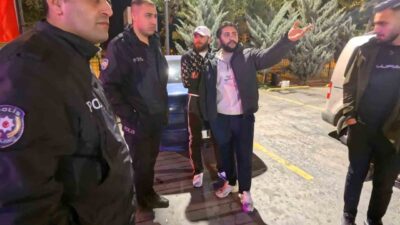 Aksaray’da açıkta alkol alan 2 şahıs gözaltına alınarak götürüldükleri polis