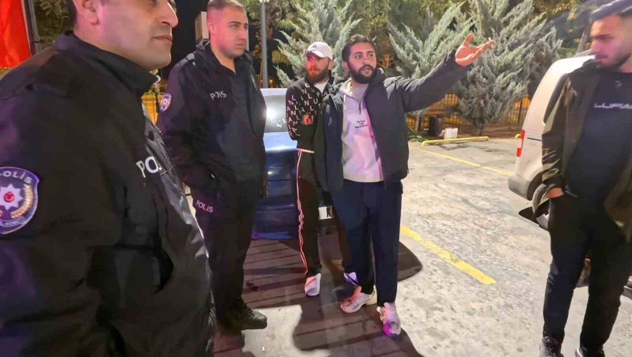 Aksaray’da açıkta alkol alan 2 şahıs gözaltına alınarak götürüldükleri polis