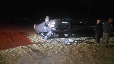 Aksaray’da traktöre çarpmamak için manevra yapan otomobil araziye takla attı.