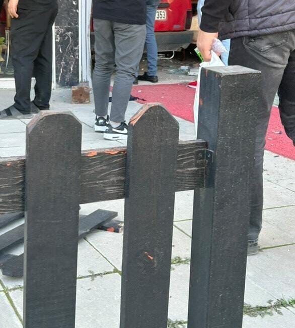 Ankara’nın Sincan ilçesinde alkollü sürücünün kullandığı otomobil bir dükkana daldı.