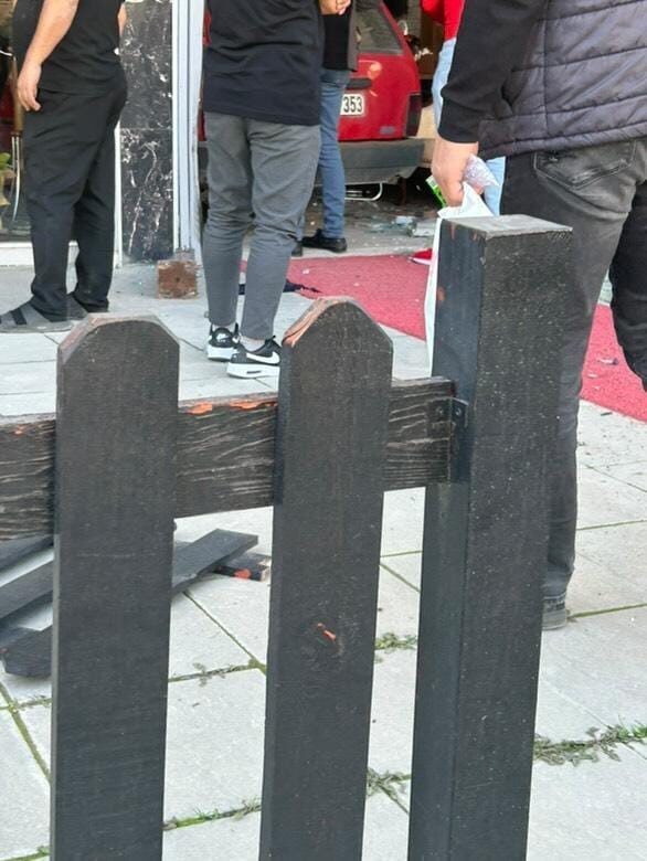 Ankara’nın Sincan ilçesinde alkollü sürücünün kullandığı otomobil bir dükkana daldı.
