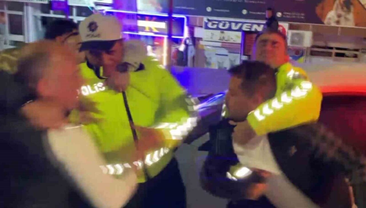 Aksaray’da ışıklarda duran araca arkadan çarpan alkollü sürücü ve yakınları,