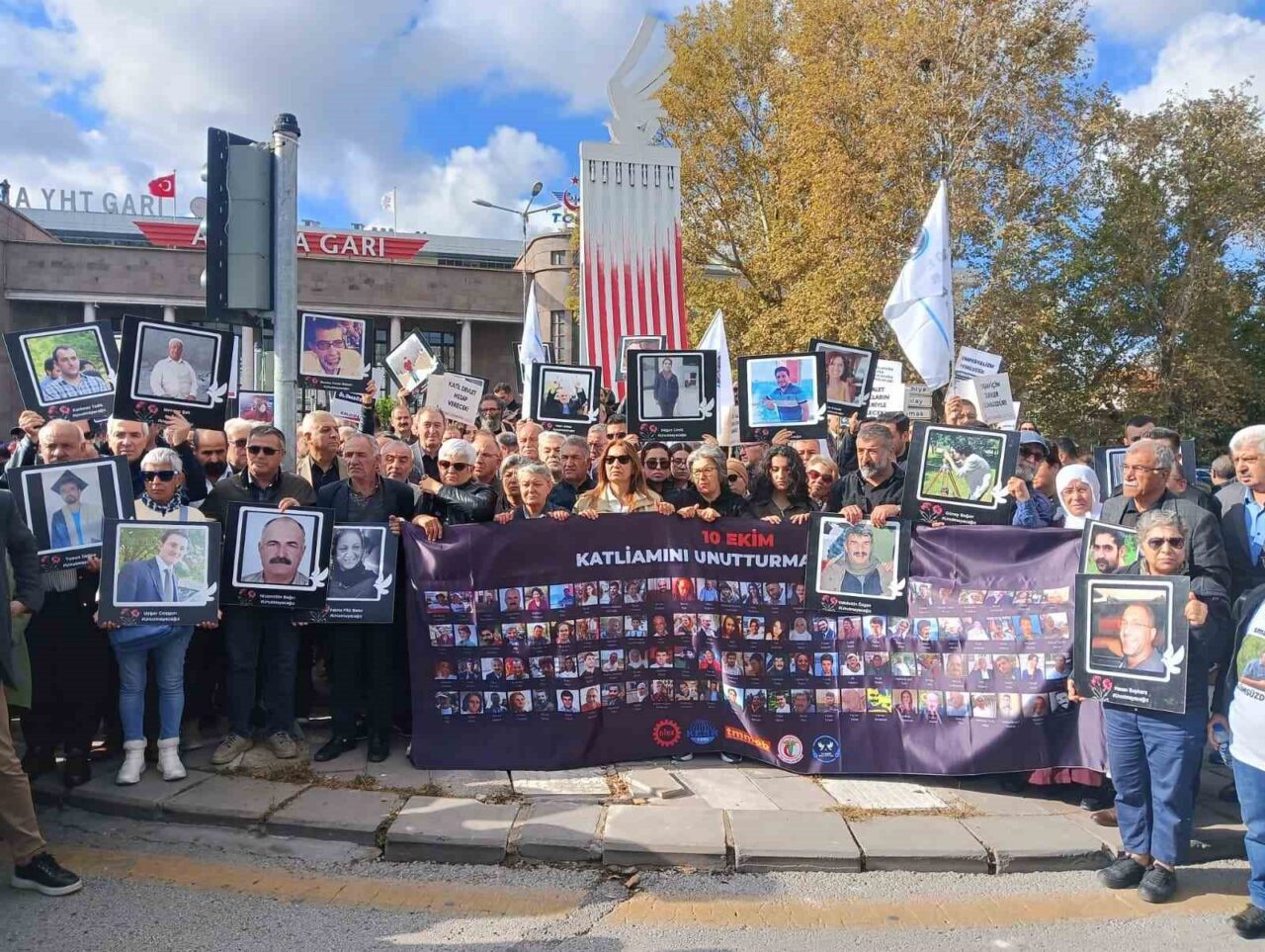Ankara Garı önünde 10 Ekim 2015’te teröristlerin gerçekleştirdiği bombalı saldırıda