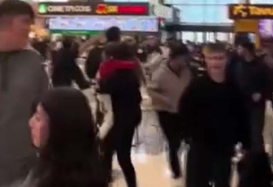 Ankara’da bulunan Metromall AVM’nin yemek katında meydana gelen ‘ne bakıyorsun?’