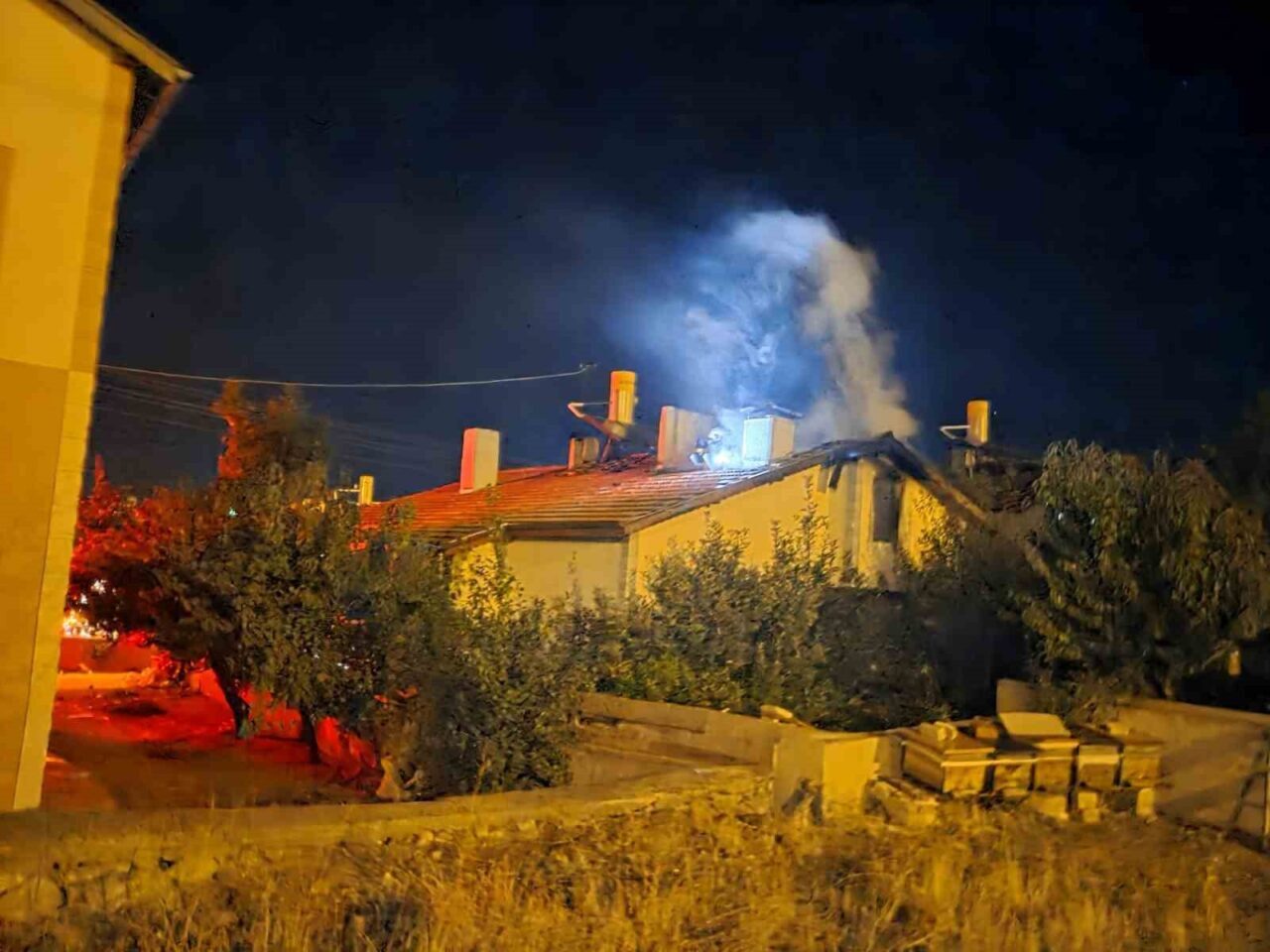 Başkent Ankara’nın Elmadağ ilçesinde iki katlı bir binada çıkan yangından