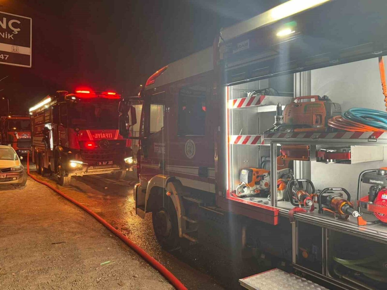 Ankara’nın Yenimahalle ilçesinde bulunan bir oto tamircisinde çıkan yangın paniğe