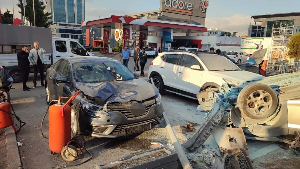 Ankara’nın Çankaya ilçesinde kontrolden çıkan otomobil takla atarak benzinliğe girdi.