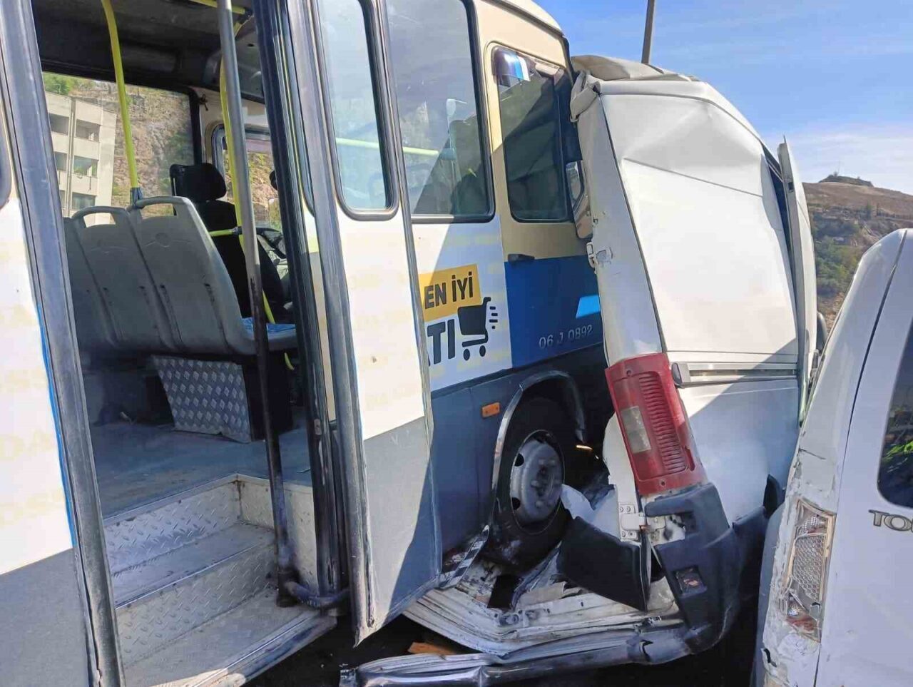 Ankara’nın Altındağ ilçesinde 6 aracın karıştığı zincirleme trafik kazasında 6