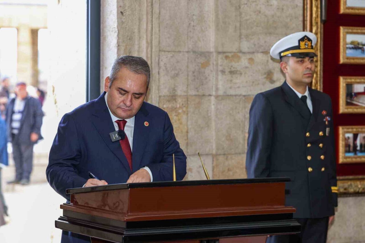 Ankara’nın başkent oluşunun 102’nci yılı dolayısıyla Ankara Keçiören Belediye Başkanı