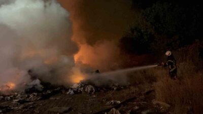 Kayseri’nin Kocasinan ilçesinde boş bir arazide çıkan atık yangını eve