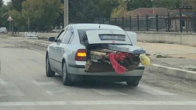 Eskişehir’de bir otomobilin bagajına yüklenen keresteler trafiği tehlikeye attı.