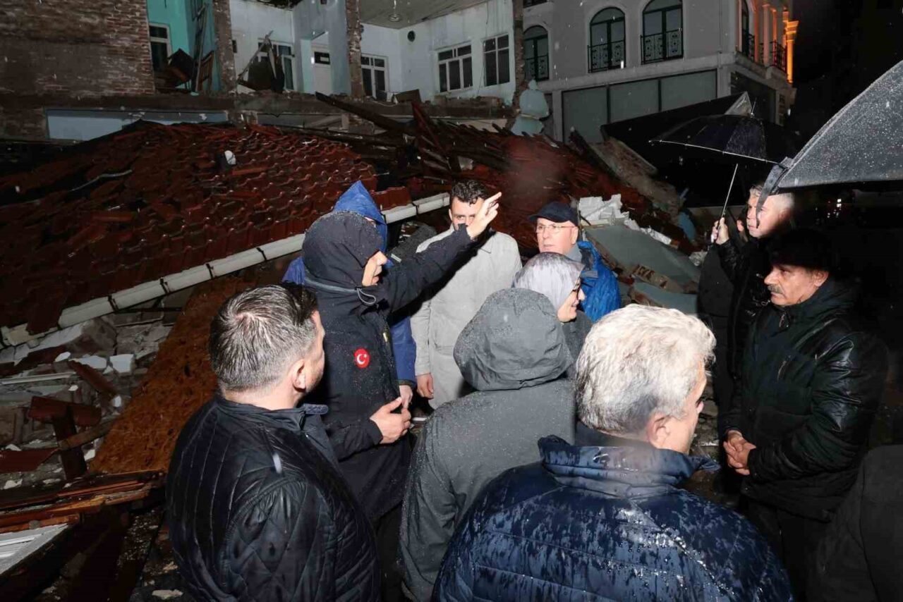 İçişleri Bakanı Ali Yerlikaya depremi meydana geldiği Balıkesir’in Sındırgı ilçesini