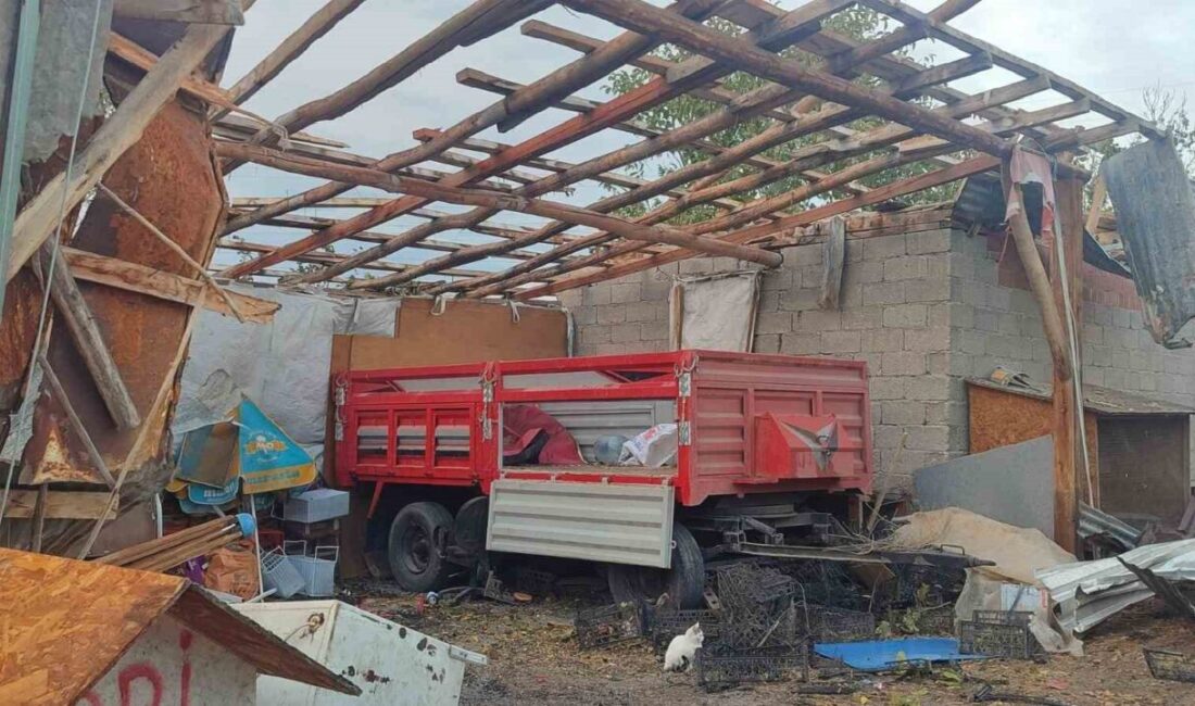 Ankara’nın Beypazarı ilçesinde fırtınanın etkisiyle evlerin çatısı uçtu.